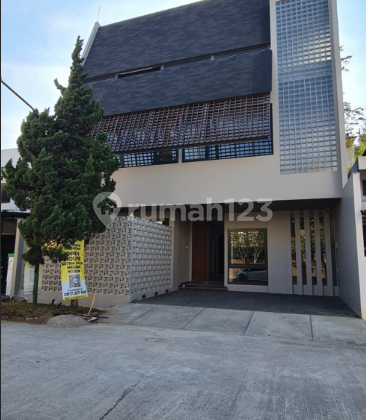 Rumah Modern Minimalis di Setraduta Bandung