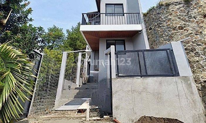 Rumah Split Level 3 Lantai Baru Unfurnished SHM di Sariwangi, Bandung 1