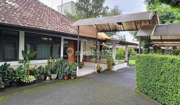 Dijual 2 Rumah Klasik Asri Terawat Lahan Luas di Sukajadi  1