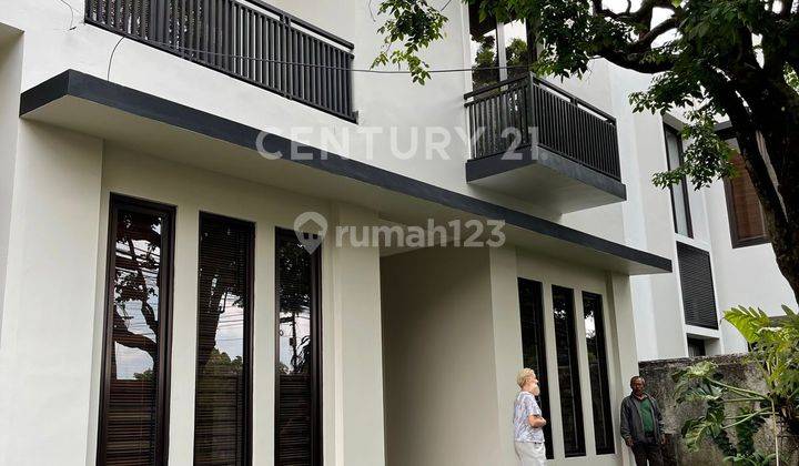 Rumah Dengan Rooftop Dan Kolam Renang Di Area Kemang 2