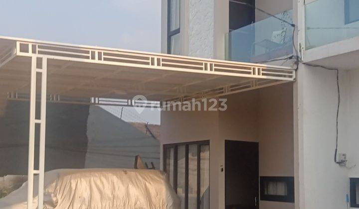 Rumah Clasik Modern 2 lantai Berlokasi strategis  1