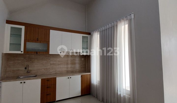 Dijual Rumah Cantik di Poris Indah, 2 Lantai, Hadap Timur