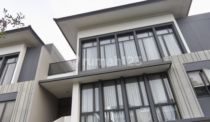 Rumah Mewah Lakewood Navapark 3 Lantai Semi Furnished Swimming Pool