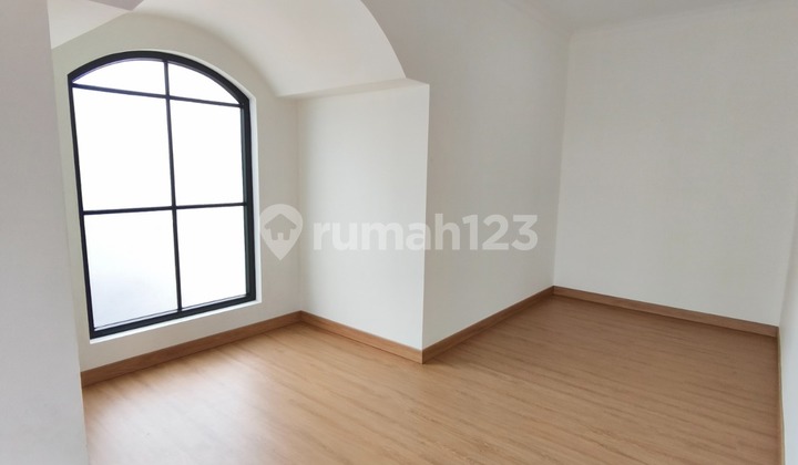 Rumah Modern American Classic The Icon BSD City 5 Kamar Tidur Desain Mewah Semi Furnished Hook Banci