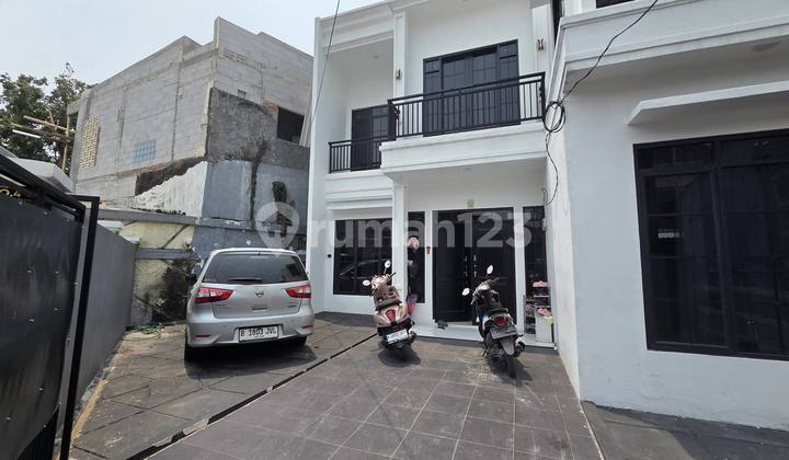 Rumah 2 Lantai 3 KT Rapi & Siap Huni Jakbar