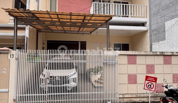 Dijual Rumah 3 Lantai 5+1 Kamar Tidur Di Jakarta Pusat