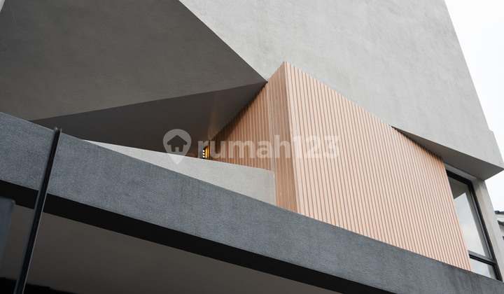 Rumah 2 Lantai di Sektor 9, Bintaro