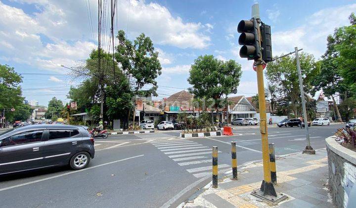 Rumah Bangunan Hook Koersial di Jl. Cihampelas, Bandung 1