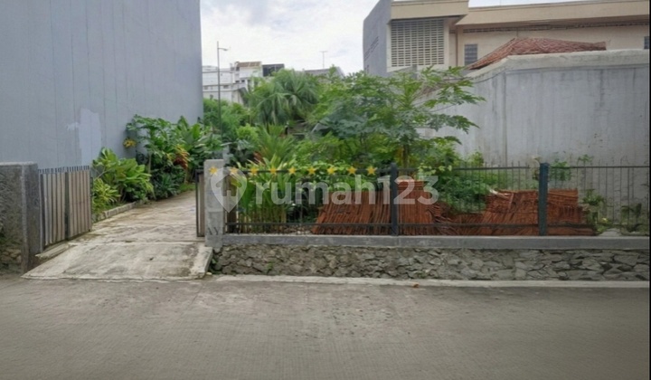 Gunung Sahari - Vacant Land Ready for Construction. Highly Strategic. SHGB Land Certificate, Land Area 206 M2. Located on Jalan Industri 3, Gunung Sahari, Sawah Besar, Central Jakarta.
