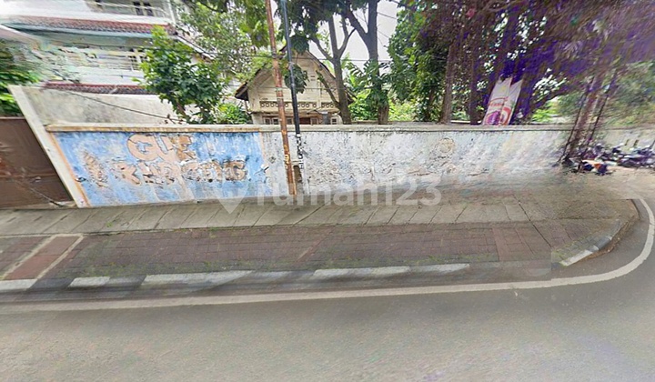Menteng - Old House Land Included. Auction Sale. Very Low Price. SHM Land Area 716 M2. Located on Jl. Cilosari. Menteng Cikini. Central Jakarta.
