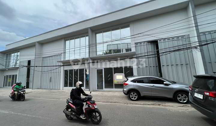 Warehouse on Jl Satu Maret Kalideres 280m2 Full Epoxy with a Nice Office