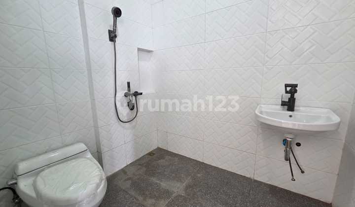 Rumah Brand New Minimalist Modern 8X16m2 3 Lantai Full Bangunan 2