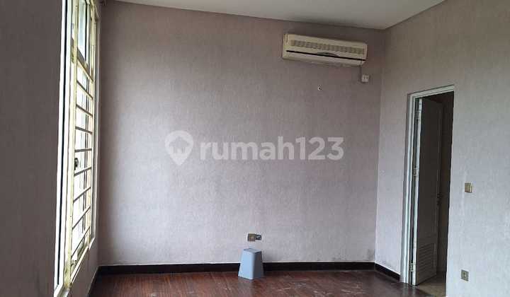 Rumah Crown Golf Boulevard 8X24m2 2,5 Lantai Semi Furnished Bagus