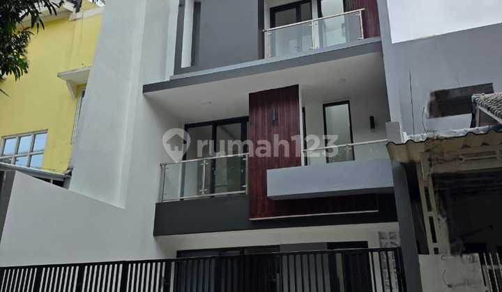Rumah Brand New Minimalist Modern 6X16m2 3 Lantai Full Langka