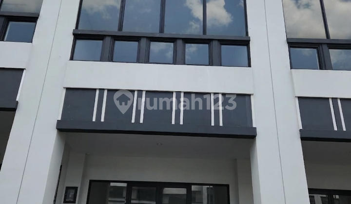 Modern Shophouse Grass at Citraland CBD Driyorejo