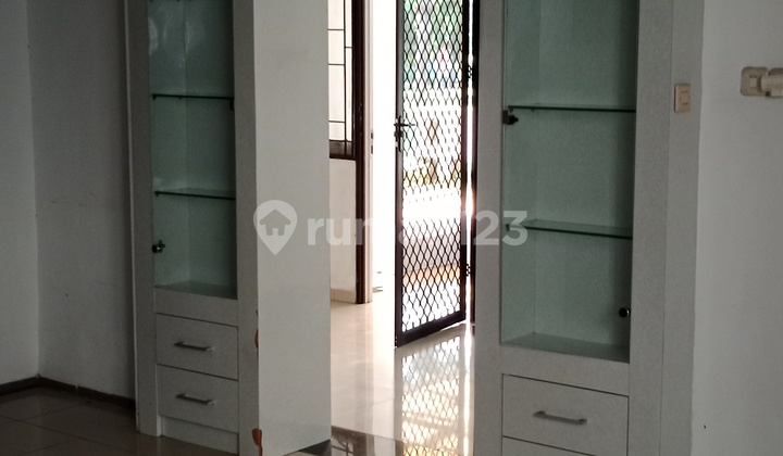 Disewakan Rumah 2 Lt Semi Furnish di Metland Menteng Cakung 2