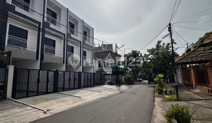 Turun Harga Rumah Baru 3 Lantai Row Jalan 3 Mobil Bebas Banjir di Tanjung Duren, Jakarta Barat
