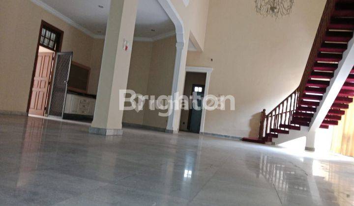 RUMAH BAGUS DAN TERAWAT 2,5 LANTAI DI KEBON KACANG 2