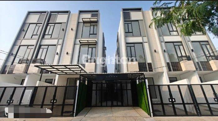 RUMAH 3 LANTAI PRIVATE CLUSTER DI KEDOYA DENGAN DESIGN TOWN HOUSE MODERN MINIMALIS 1