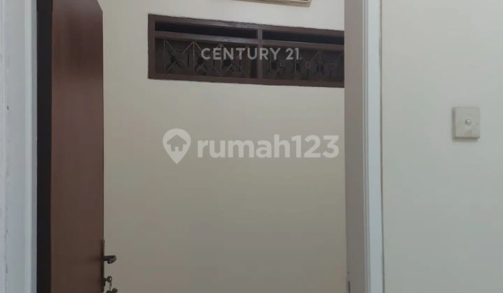 Comfortable House Ready to Occupy Strategic Location in Taman Holis 1 Bandung 2