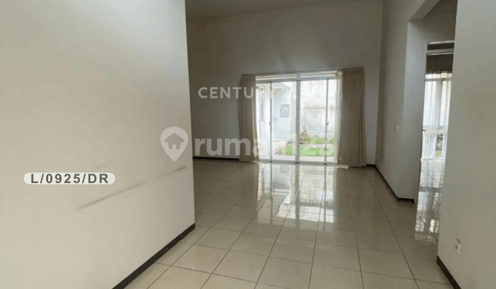 Comfortable Home with a Serene Living Environment in New Parahyangan City, Bandung