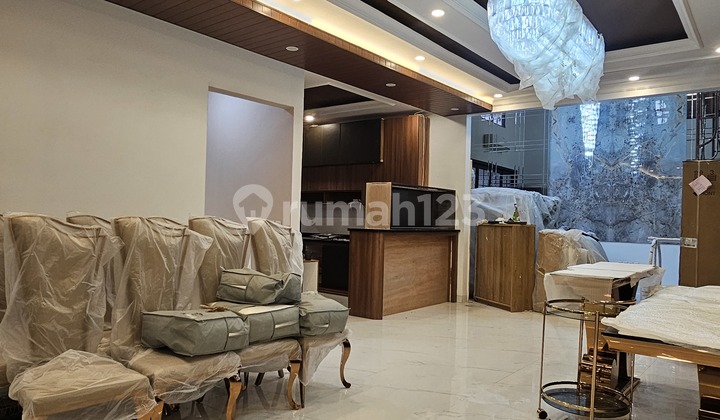 For Sale: American Classic Luxury House in Foresta Giardina, BSD For Sale: American Classic Luxury House in Foresta Giardina, BSD
