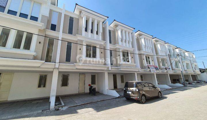 Dijual Rumah 3 Lt Di Dharmahusada Indah Barat 1