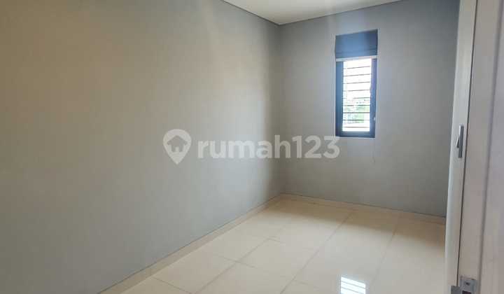 Rumah 3 Lantai Luas di Ratu Asia Baru - Dekat Taman Ratu Indah, SHM 2