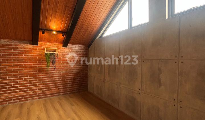 Turun Harga! Rumah Mewah Hook Taman Bromo - Kolam Renang, Attic & Mezanin, Fully Furnished Import