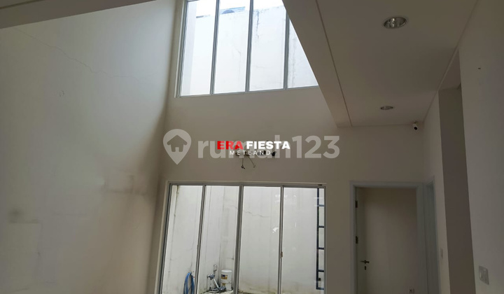 Turun Harga! Dijual Cepat Rumah Mewah Di The Riviera 2