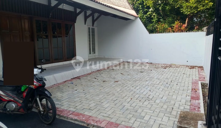 For Rent Luxury House In Puri Indah - Land Area 360 M², Building Area 350 M², 4 Bedrooms, 4 Bathrooms, Price 300 Million/Year