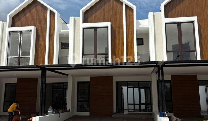 New Azalea Type House Metland Puri – 2 Floors, Certificate, 3 Bedrooms/3 Bathrooms, Price 2.8M Negotiable. New Azalea Type House Metland Puri – 2 Floors, Certificate, 3 Bedrooms/3 Bathrooms, Price 2.8M Negotiable.