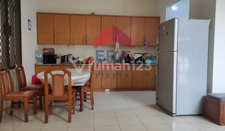 Nego Sampai Deal Rumah Hoek Mewah 2.5 Lantai di Kebon Jeruk, Dekat MRT & Tj