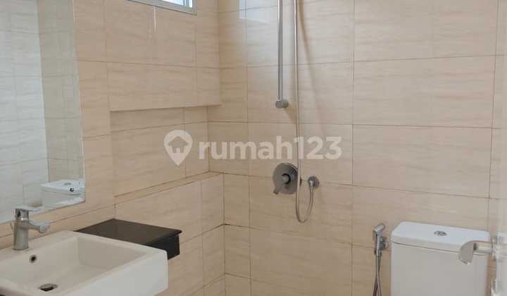 Rumah Dekat Danau di Green Lake City 2