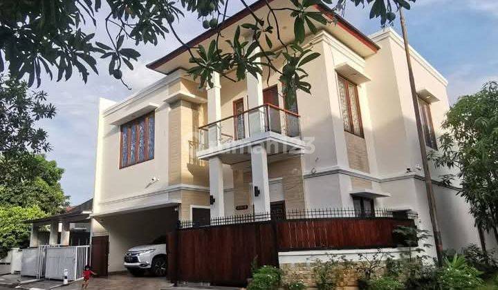 Rumah Mewah Dengan Swimming Pool Di Banjar Wijaya 1