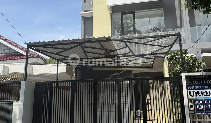 Dijual Rumah dengan Bangunan Baru 3 Lantai Harga Murah , Terletak di Kawasan Strategis dan Bebas Banjir dengan Onegate System, Hanya 15 Menit ke Mall Kelapa Gading 2