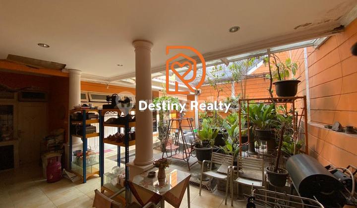 UNIQUE DESIGN HOUSE IN THE HEART OF CIPETE UTARA!