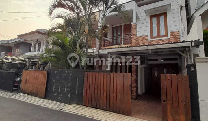 Dijual. Rumah 2 Lantai Dalam Komplek Siap Huni. Harga menarik