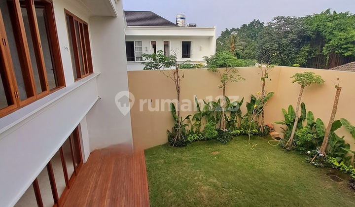 Dijual Rumah Bangunan Baru Modern Townhouse dengan Wardrobes di semua kamar tidur, Kolam Renang besar, wooden deck di Kemang 2