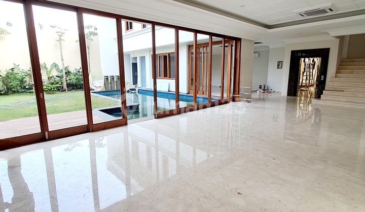 Dijual Rumah Bangunan Baru Modern Townhouse dengan Wardrobes di semua kamar tidur, Kolam Renang besar, wooden deck di Kemang