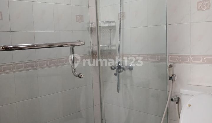 For rent, 2-bedroom condominium apartment, fully furnished, ready to occupy, strategic location in West Jakarta, close to 4 malls.