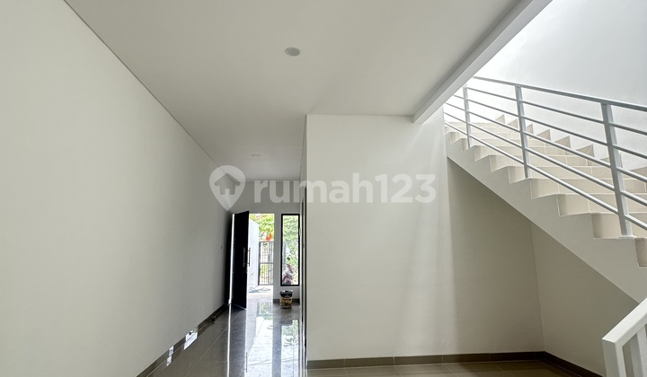 Dijual Rumah Siap Huni Depan Taman 2lt Meruya Utara Jakarta Barat 2