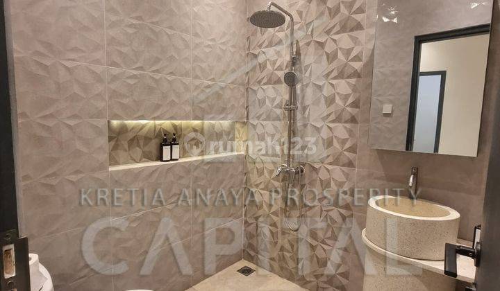 Rumah Modern dengan Sirkulasi Udara yang Baik ini sudah Full Furnished ada di tatar Jingganagara Kota Baru Parahyangan 1