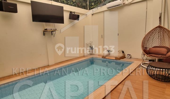 House with Lake View Featuring an Indoor Swimming Pool in Tatar Lokacitra, Kota Baru Parahyangan.