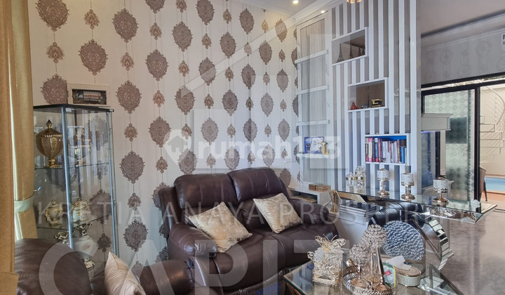 Rumah Dengan View Danau dilengkapi Kolam Renang Indoor di Tatar Lokacitra Kota Baru Parahyangan