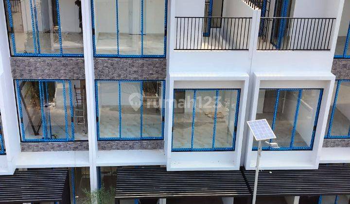 Rumah 3 Lantai Unfurnished di Anwa Residence Puri 2