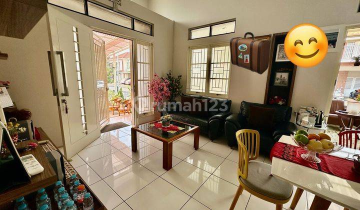 Rumah Dijual Hoek Semi Furnished Terawat di Kota Baru Parahyangan 1