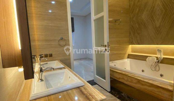 Rumah Pondok Indah Luxurious Classic White House Hadap Selatan  2