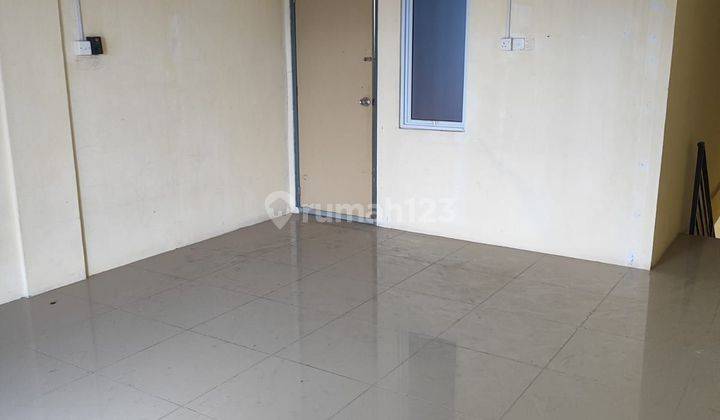 Disewakan Townhouse Dipinggir Jalan Besar Strategis 2