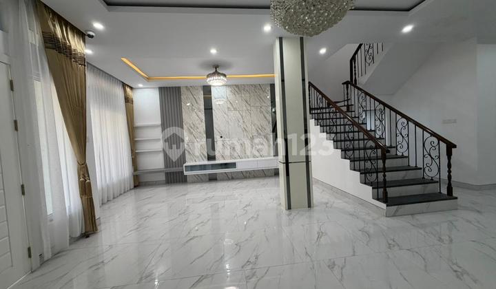 Dijual Rumah 2Lantai di Beverl 2